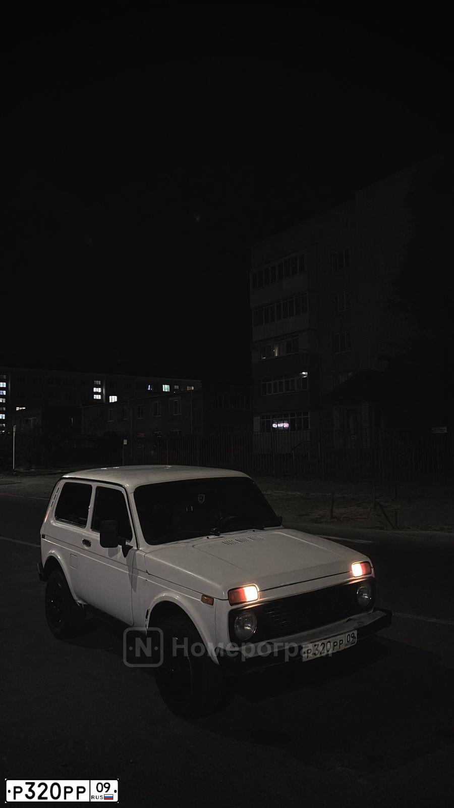 Фото автомобиля LADA 2121 NIVA, 1999 — госномер Р320РР09. Цвет: ЯРКО-БЕЛЫЙ