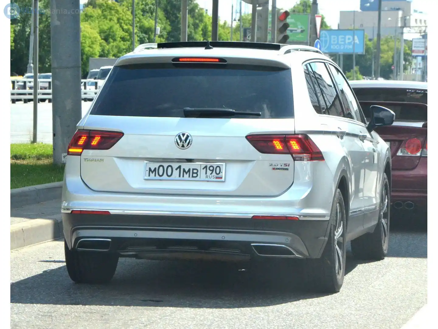 Фото автомобиля VOLKSWAGEN TIGUAN, 2017 — госномер М001МВ190. Цвет: СЕРЕБРИСТЫЙ