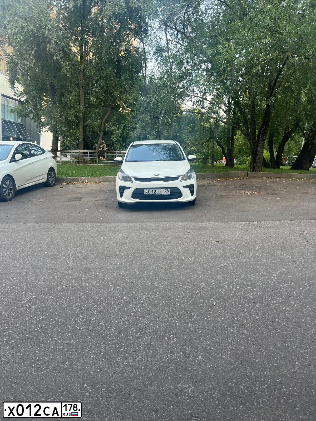Фото автомобиля KIA RIO, 2017 — госномер Х012СА178. Цвет: Белый