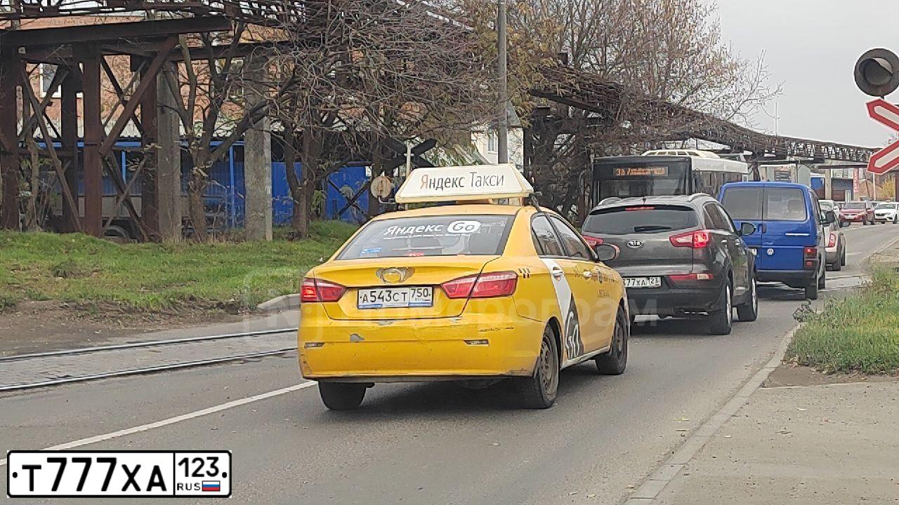 Фото автомобиля HYUNDAI H 1/H 100/STAREX, 2002 — госномер Х888АС193. Цвет: Белый