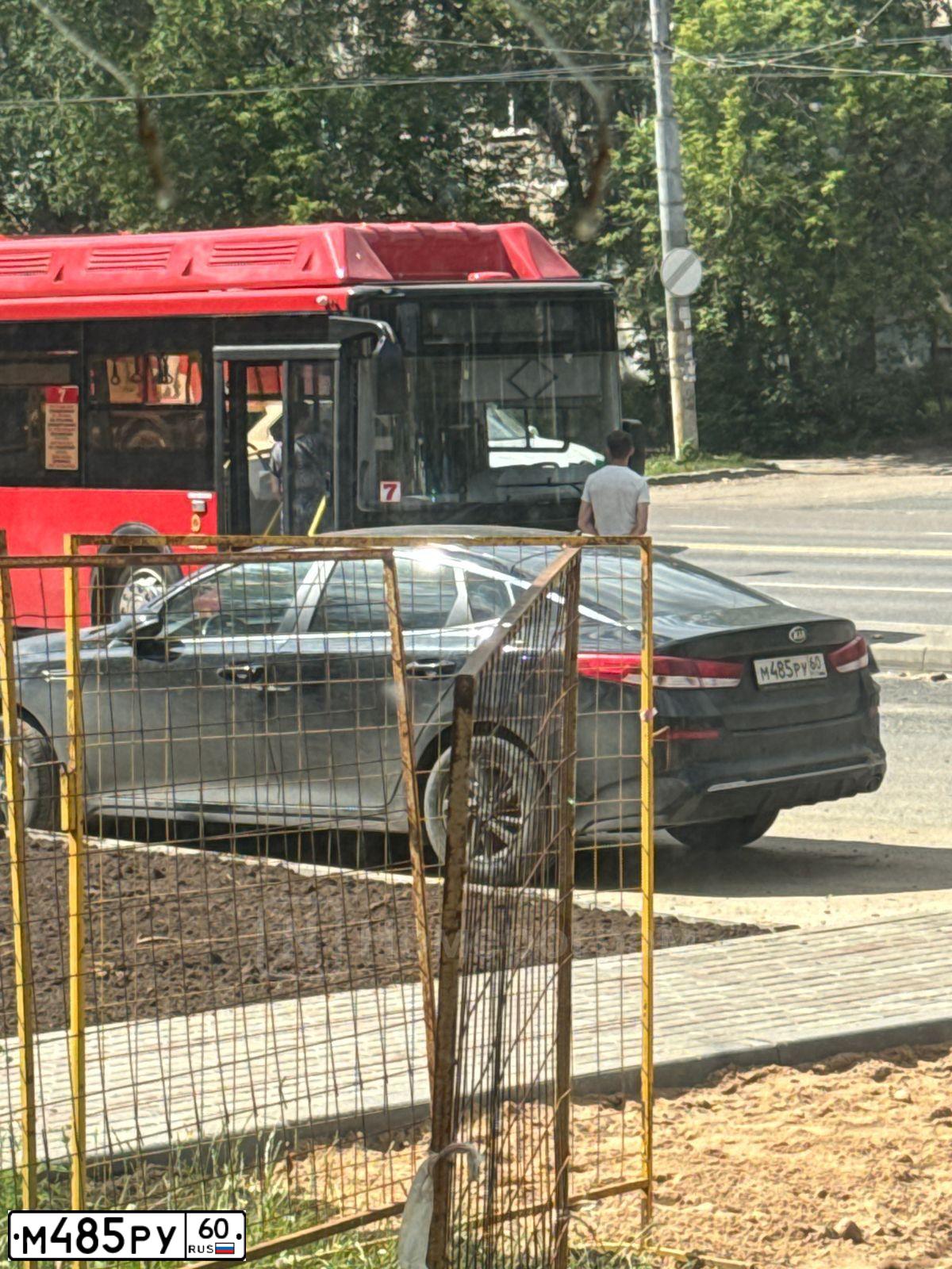 Фото автомобиля KIA MAGENTIS / OPTIMA, 2018 — госномер В309ХТ37. Цвет: ЧЕРНЫЙ