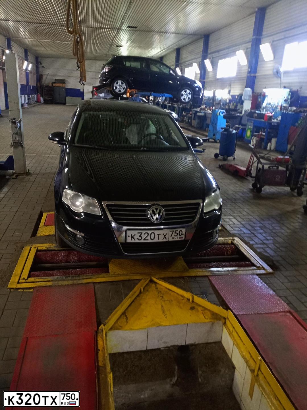 Фото автомобиля VOLKSWAGEN PASSAT, 2006 — госномер К505АМ50. Цвет: ЧЕРНЫЙ