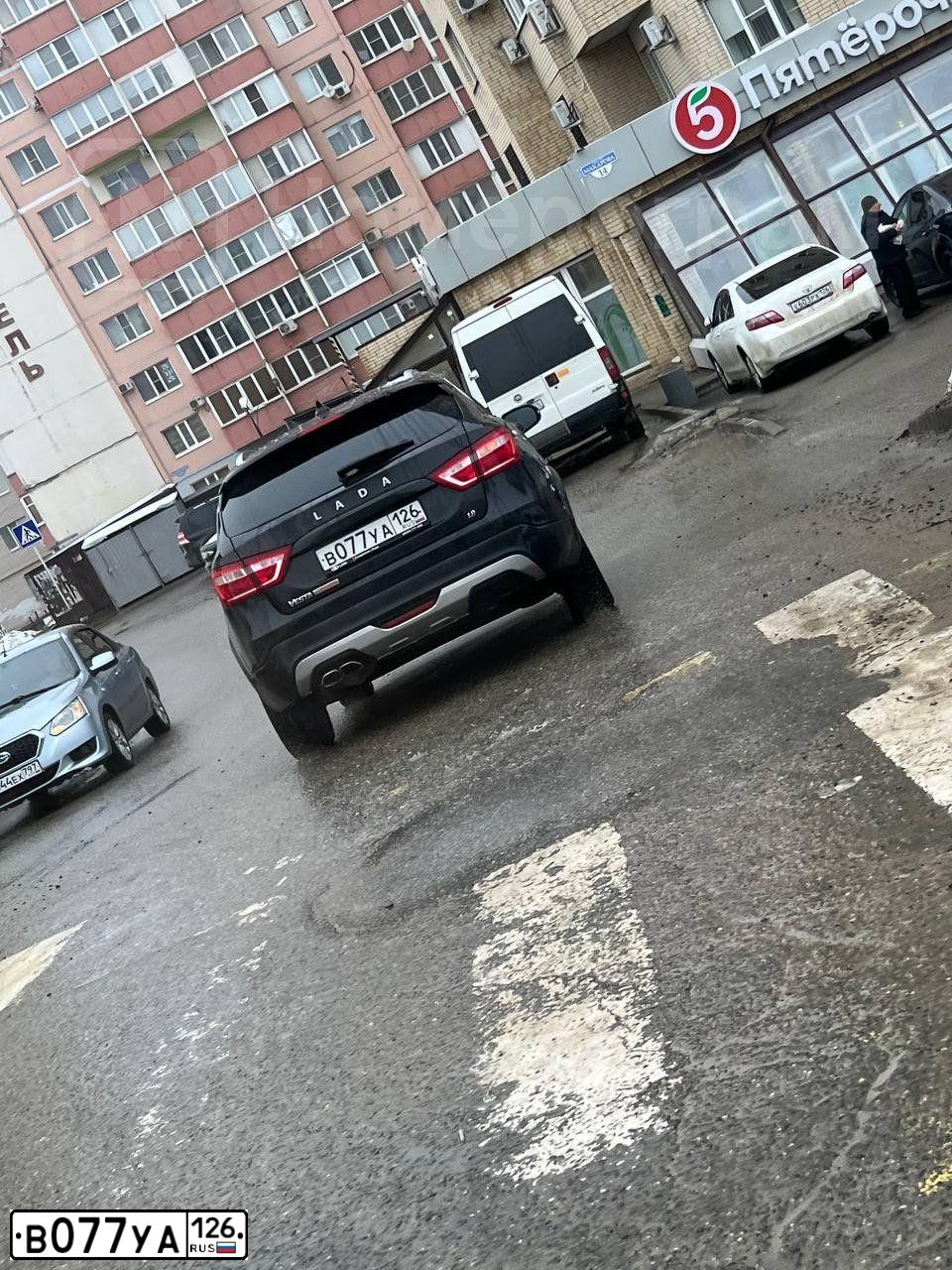 Фото автомобиля LADA VESTA, 2018 — госномер В077УА126. Цвет: ЧЕРНЫЙ