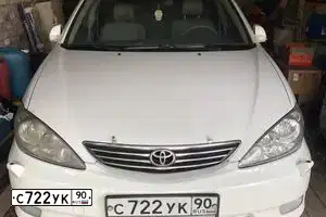 Фото автомобиля TOYOTA CAMRY, 2005 — госномер С722УК90. Цвет: Белый