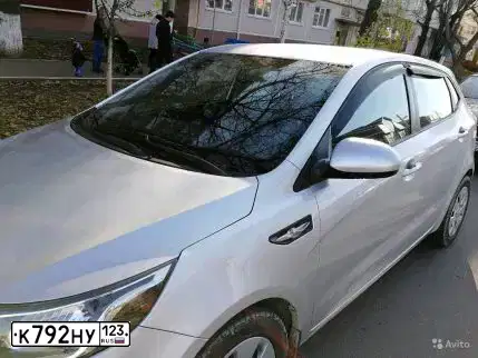 Фото автомобиля KIA RIO, 2014 — госномер К792НУ123. Цвет: серебристый
