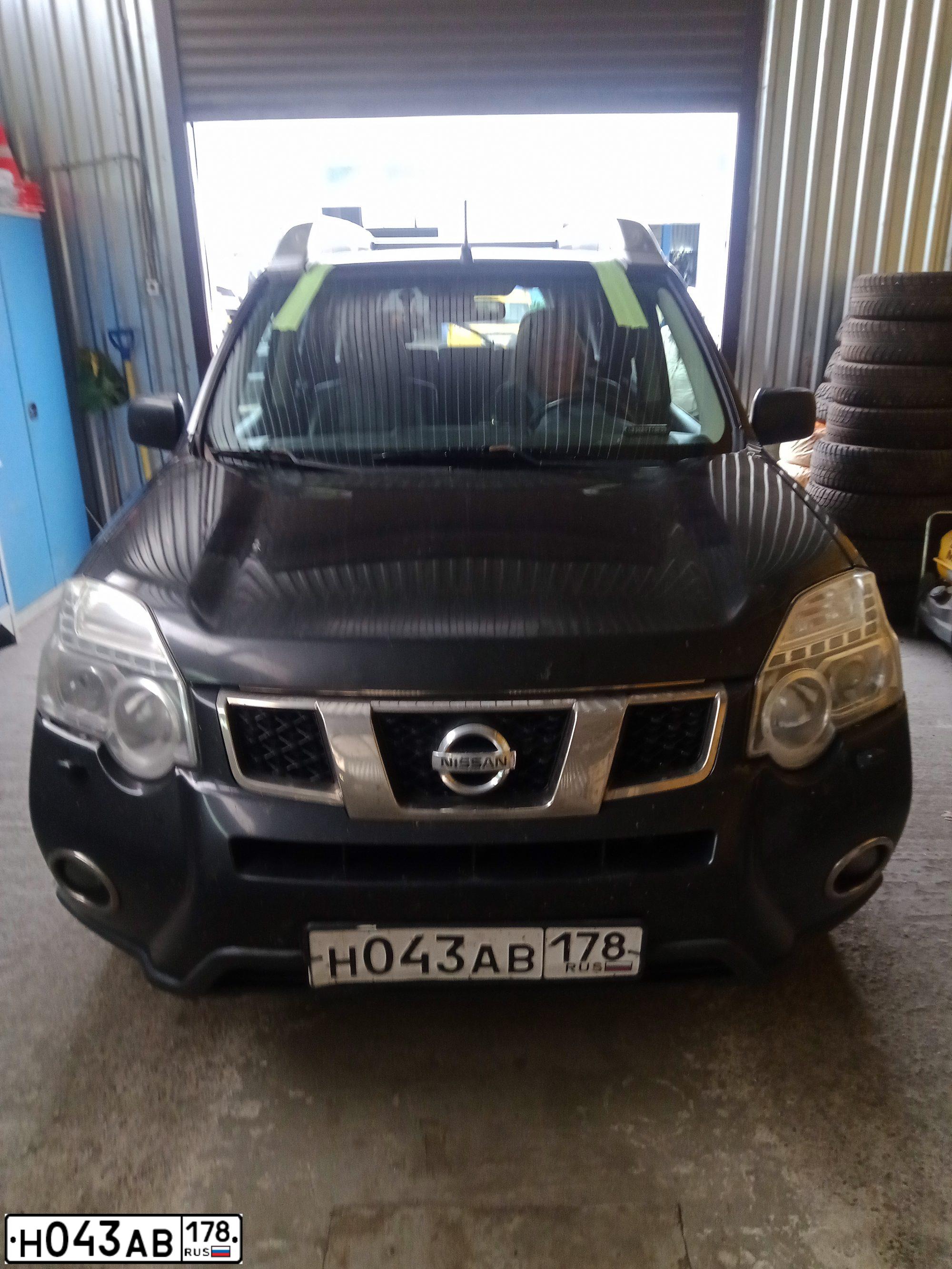 Фото автомобиля NISSAN X-TRAIL, 2011 — госномер Н043АВ178. Цвет: ЧЕРНЫЙ