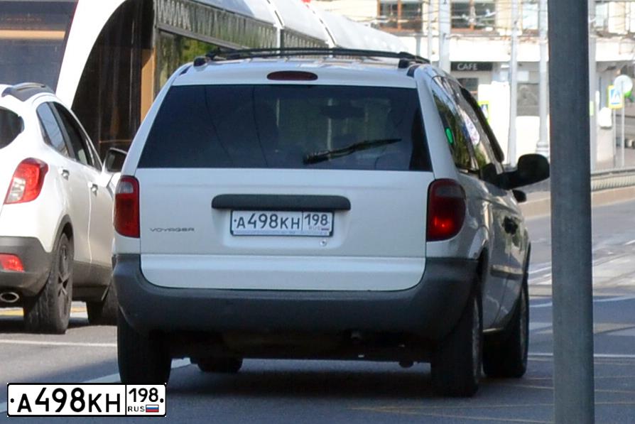 Фото автомобиля CHRYSLER VOYAGER, 2001 — госномер А498КН198. Цвет: Белый