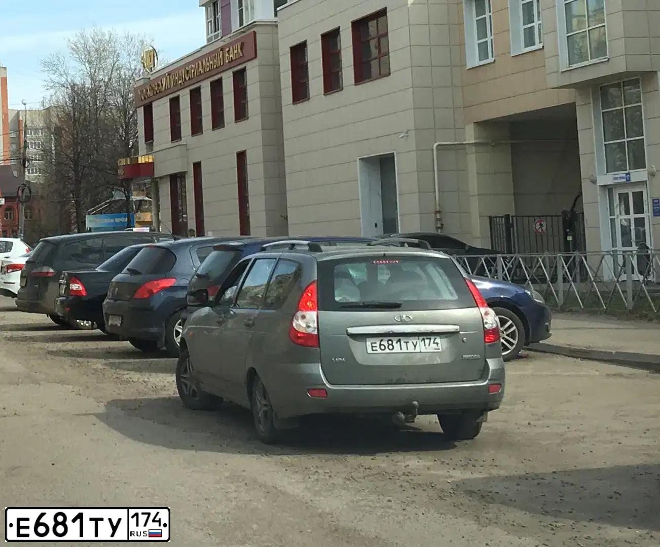 Фото автомобиля LADA 2171 PRIORA, 2011 — госномер У114КТ774. Цвет: СРЕДНИЙ СЕРО-ЗЕЛЕНЫЙ МЕТ
