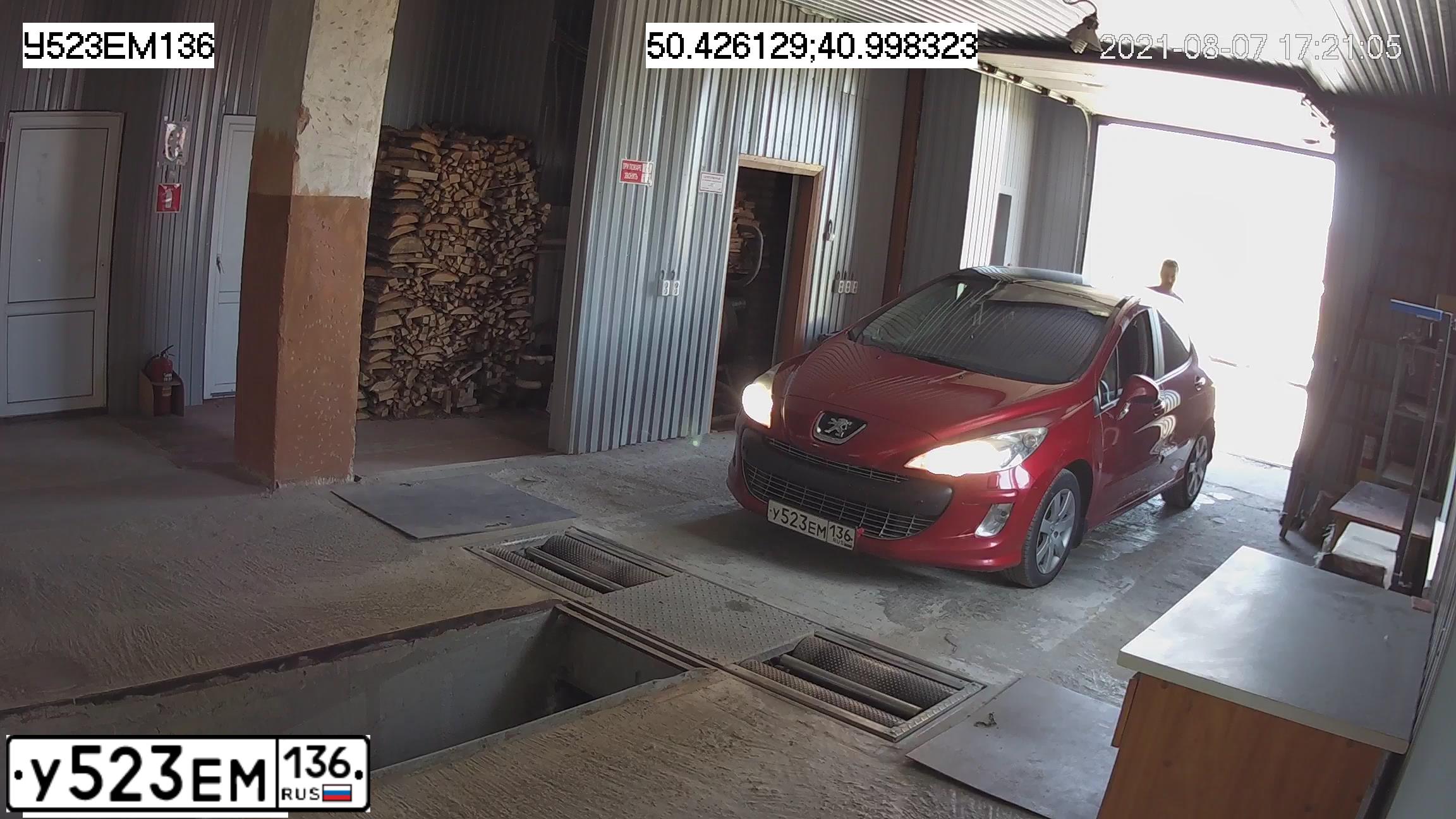 Фото автомобиля PEUGEOT 308, 2008 — госномер В168ЕК181. Цвет: Красный