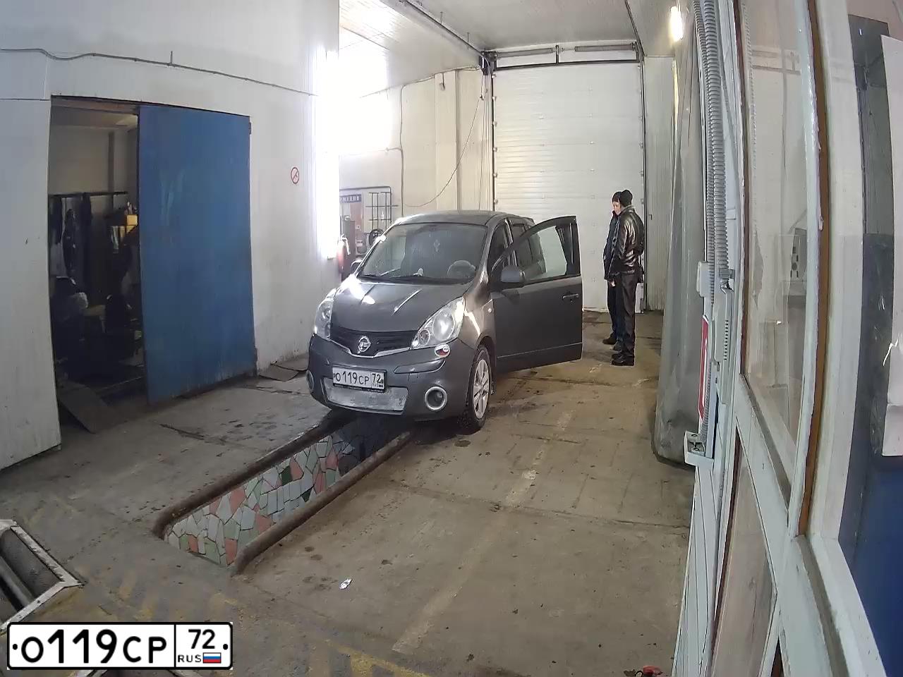 Фото автомобиля NISSAN NOTE, 2012 — госномер О119СР72. Цвет: СЕРЫЙ