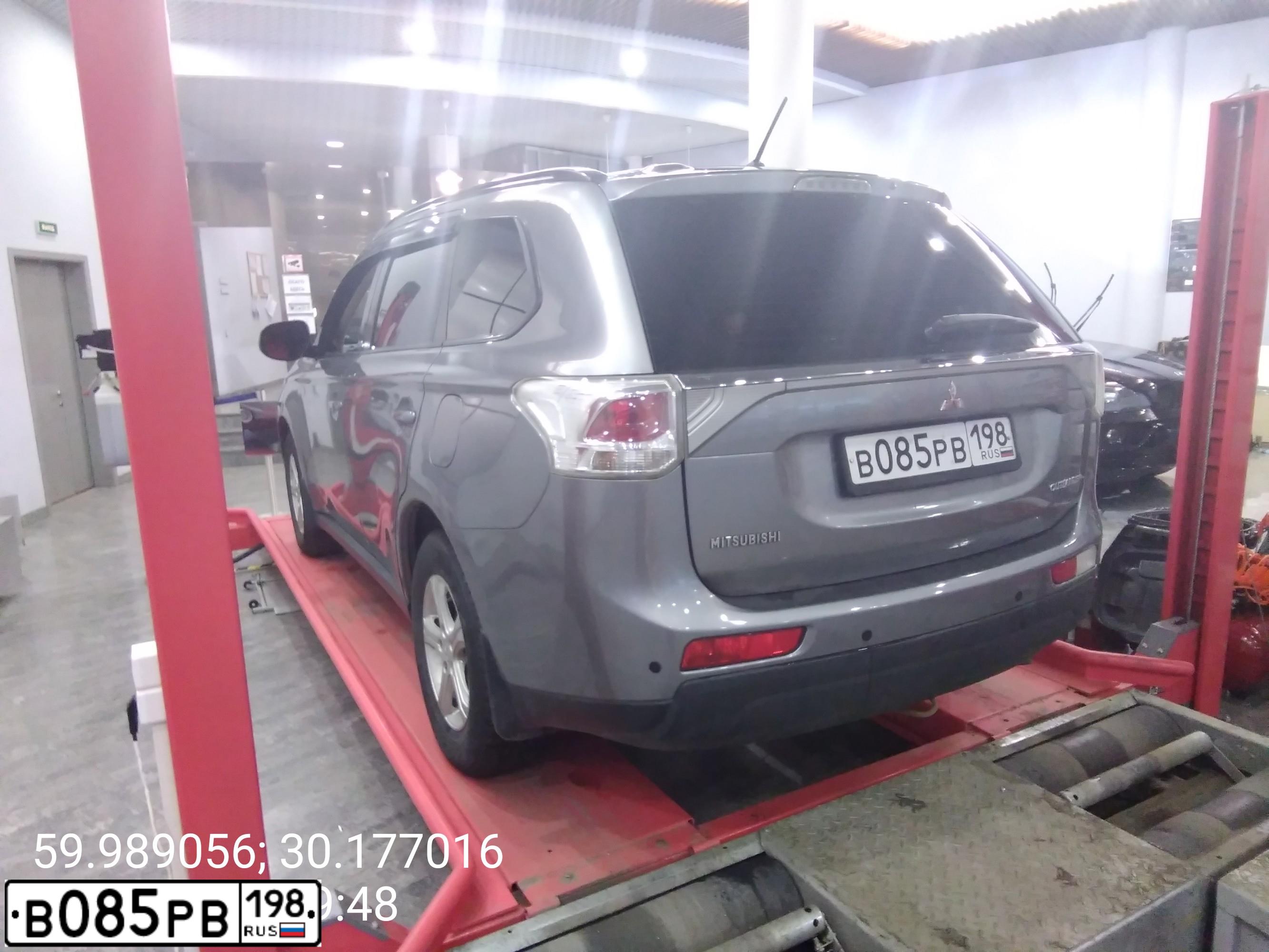 Фото автомобиля MITSUBISHI OUTLANDER, 2012 — госномер В085РВ198. Цвет: СЕРЫЙ