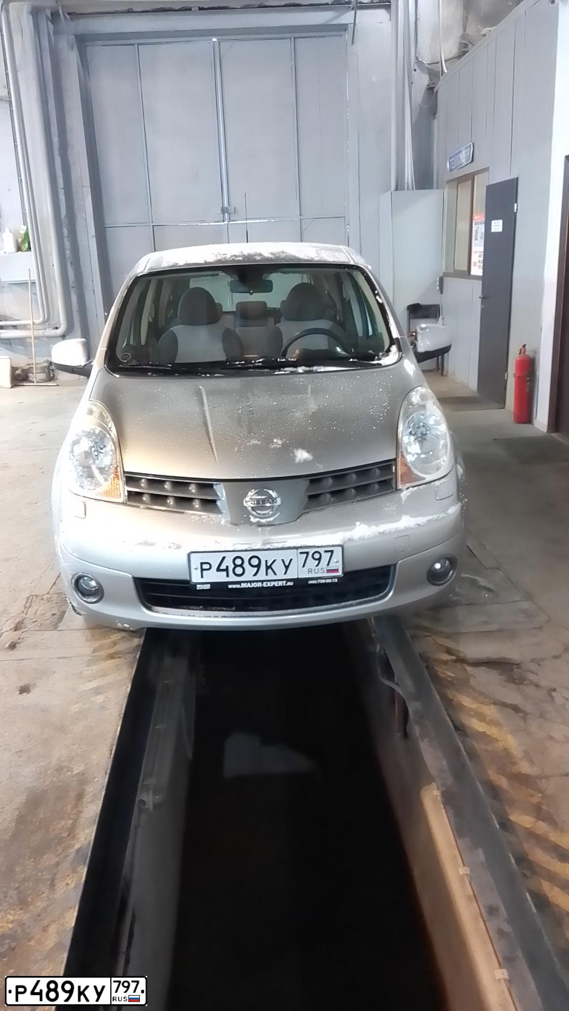 Фото автомобиля NISSAN NOTE, 2008 — госномер Р489КУ797. Цвет: СЕРЕБРИСТЫЙ