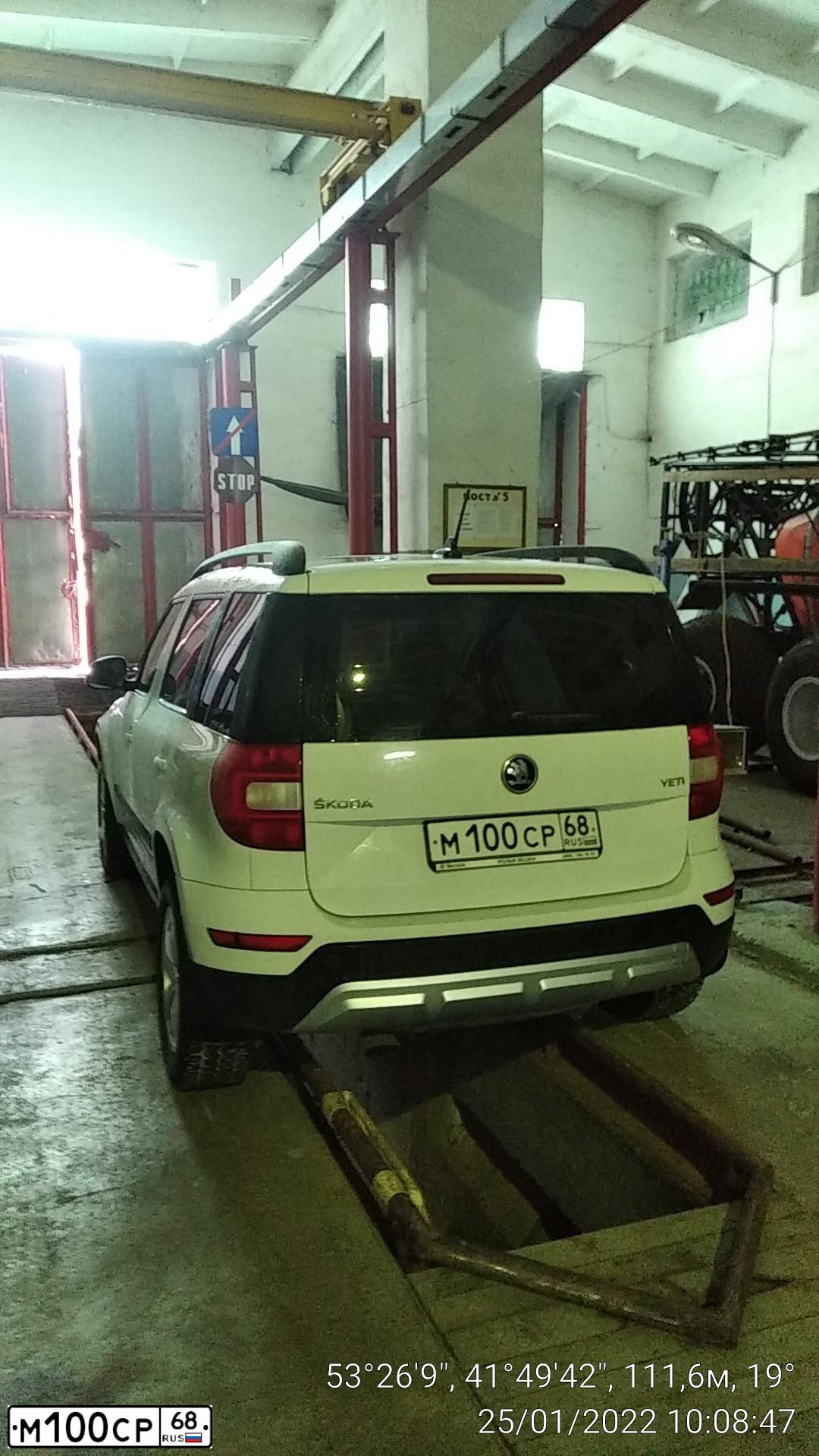 Фото автомобиля SKODA YETI, 2017 — госномер М100СР68. Цвет: Белый