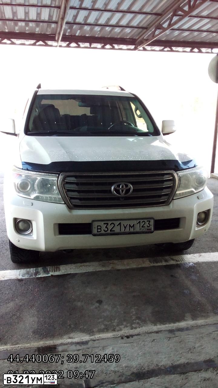 Фото автомобиля TOYOTA LANDCRUISER 200, 2013 — госномер Е025ВЕ01. Цвет: Белый