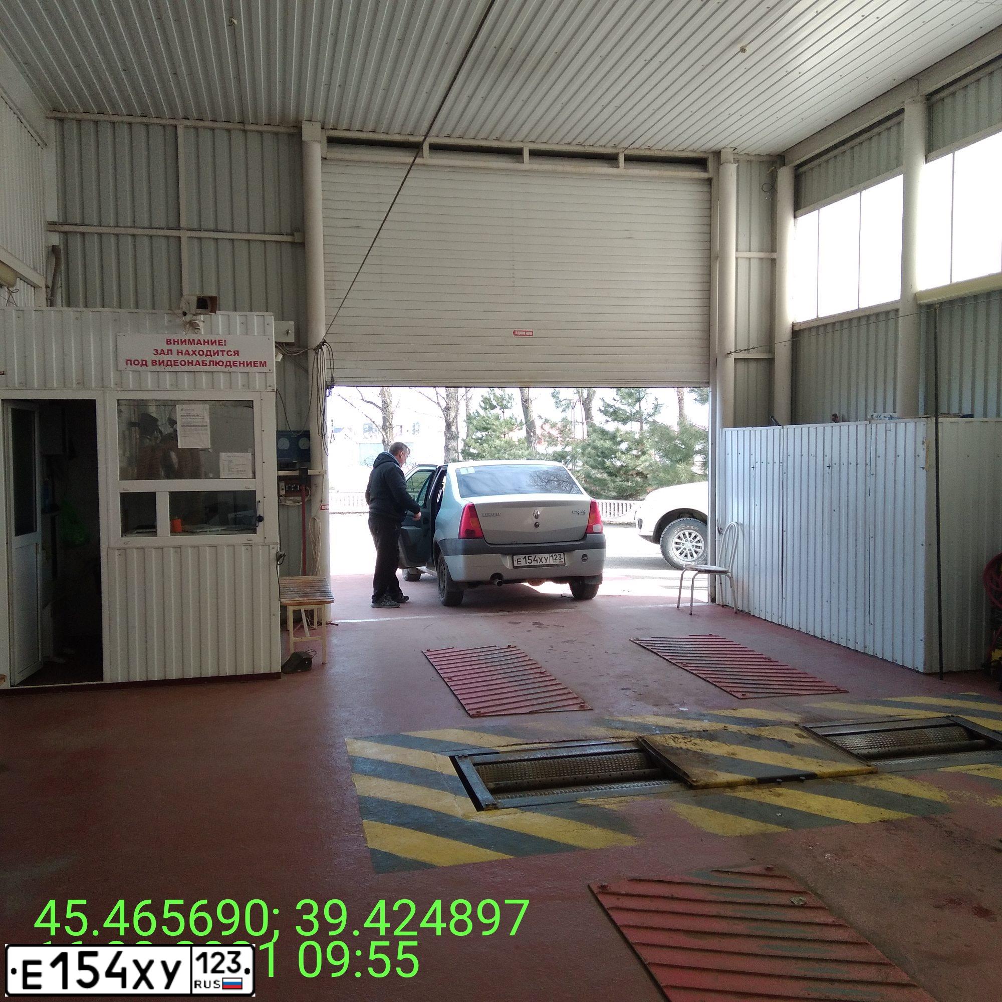 Фото автомобиля RENAULT LOGAN, 2006 — госномер Е154ХУ123. Цвет: СЕРЫЙ