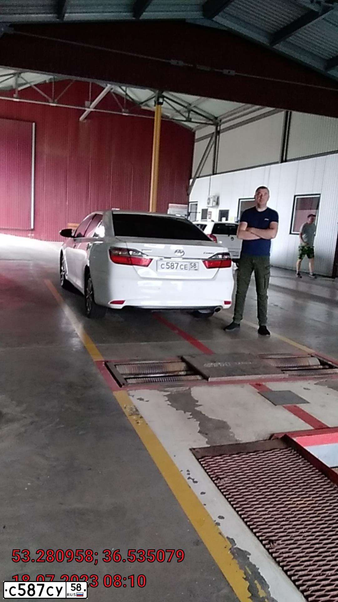 Фото автомобиля TOYOTA CAMRY, 2015 — госномер О777ТС58. Цвет: Белый