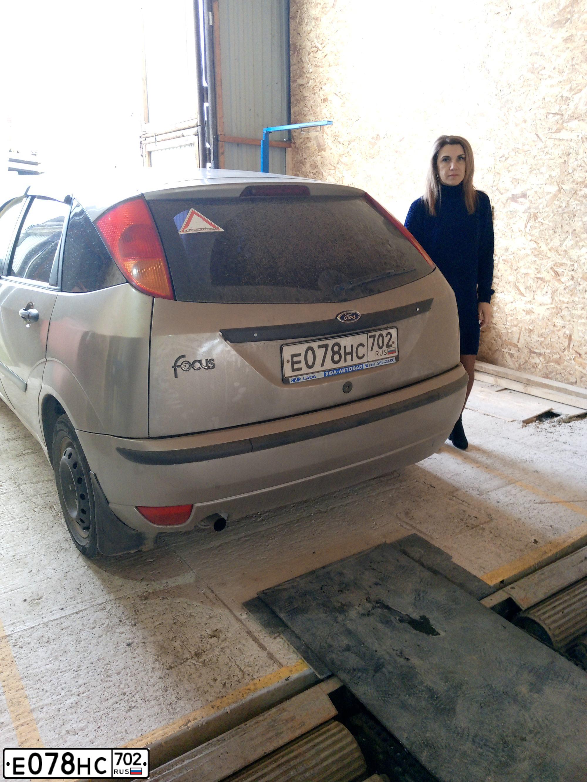 Фото автомобиля FORD FOCUS, 2003 — госномер Е078НС702. Цвет: СЕРО-ЗОЛОТИСТЫЙ