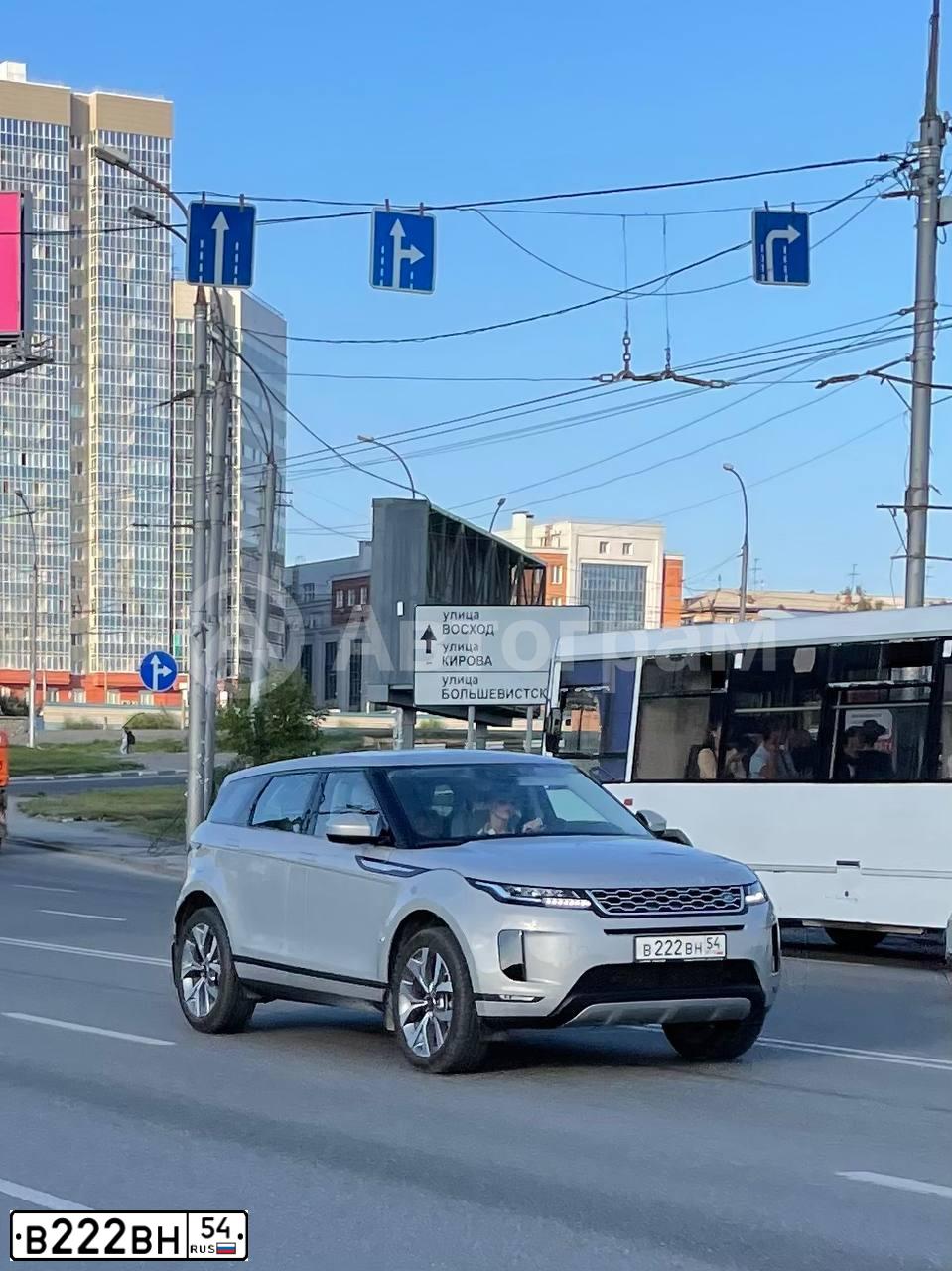 Фото автомобиля LANDROVER RANGE ROVER EVOQUE, 2020 — госномер В222ВН54. Цвет: СЕРЫЙ