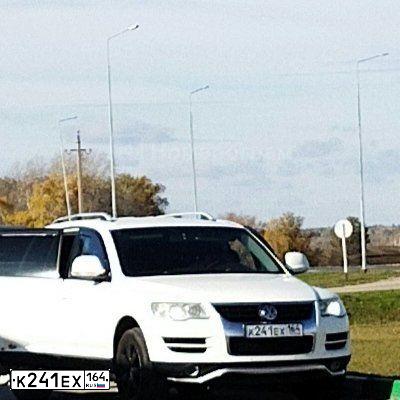 Фото автомобиля VOLKSWAGEN TOUAREG, 2008 — госномер К241ЕХ164. Цвет: Белый