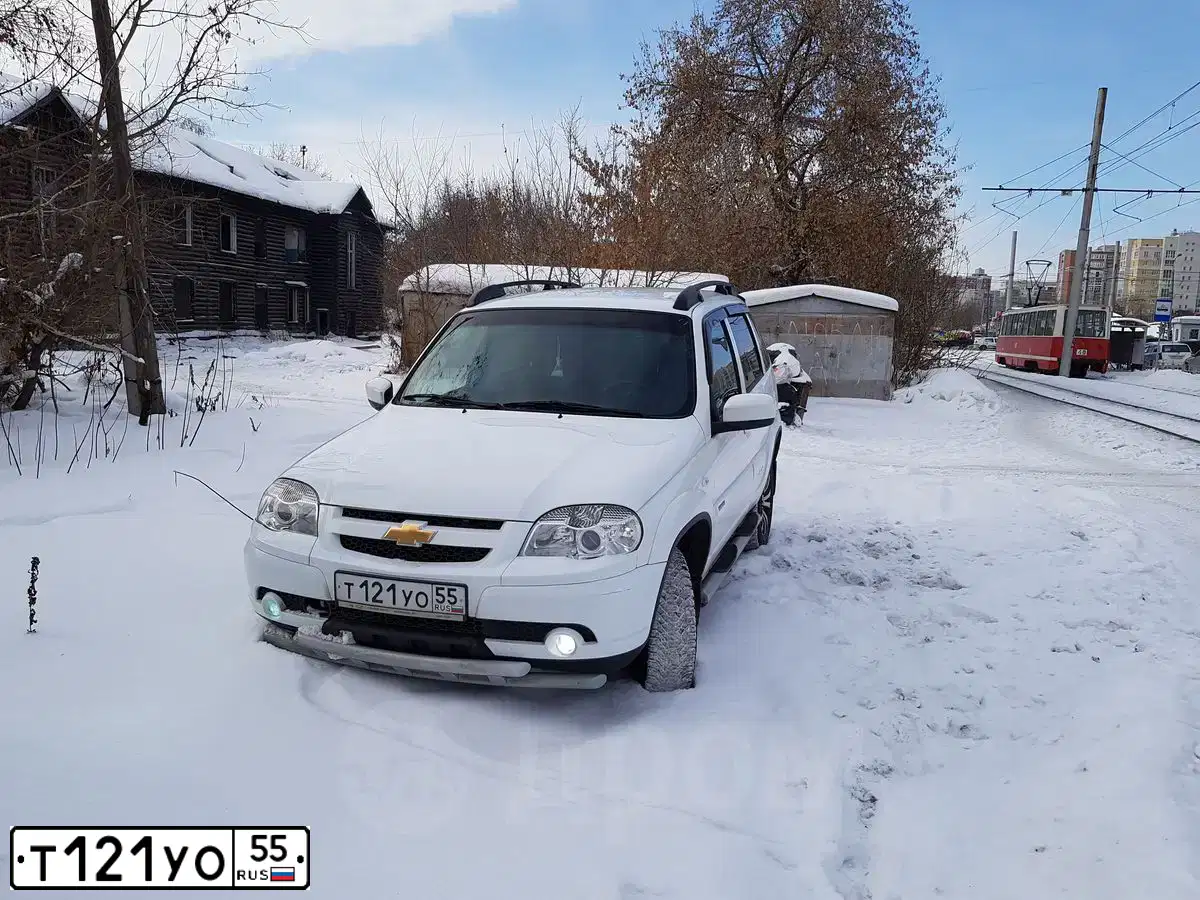 Фото автомобиля CHEVROLET NIVA, 2017 — госномер С553КХ72. Цвет: ЯРКО-БЕЛЫЙ