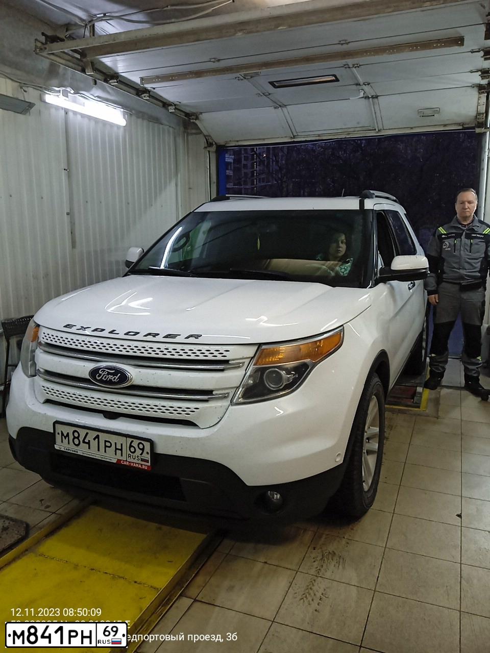 Фото автомобиля FORD EXPLORER, 2013 — госномер С228НО198. Цвет: Белый