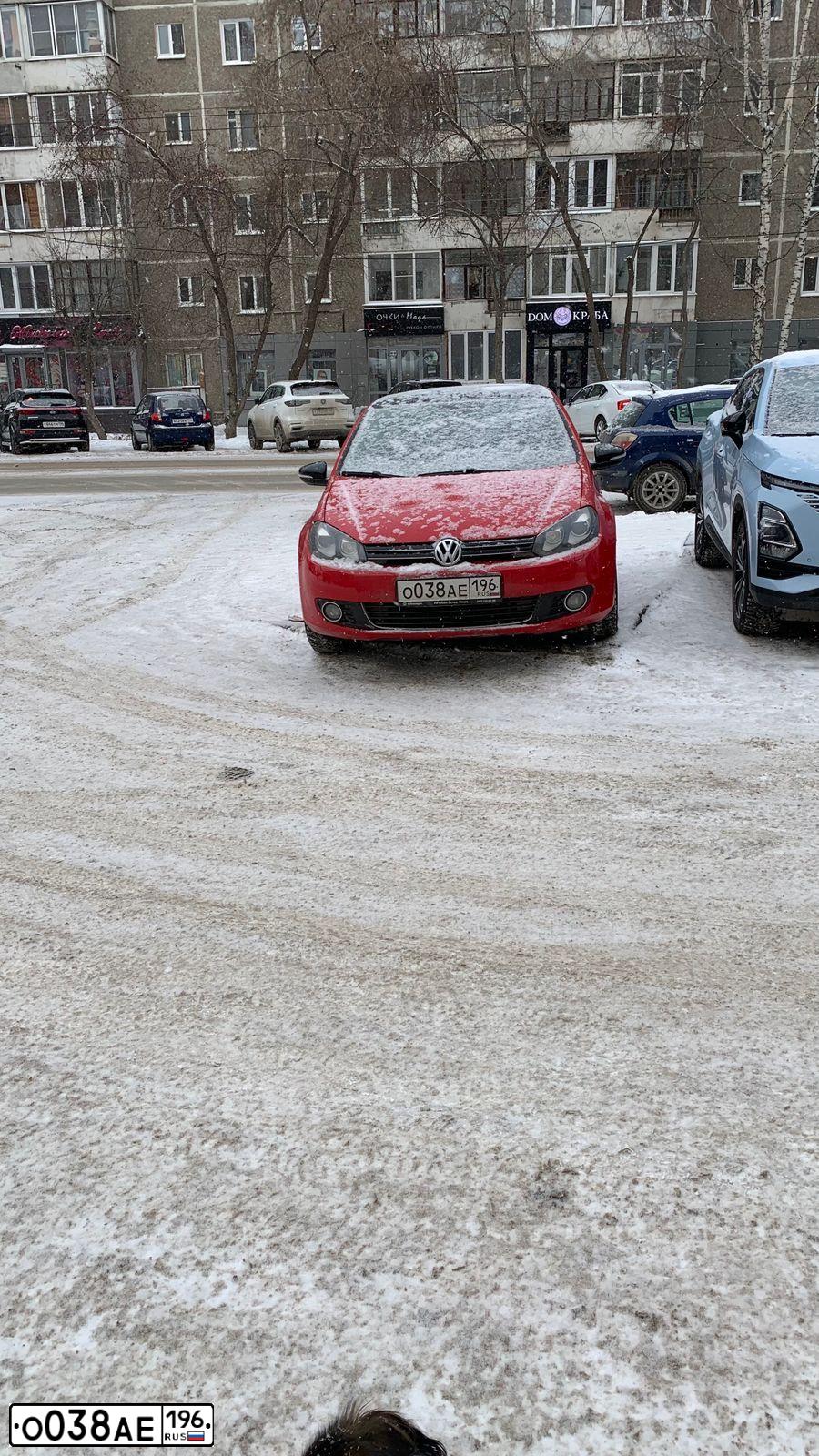 Фото автомобиля VOLKSWAGEN GOLF, 2012 — госномер О038АЕ196. Цвет: ЧЕРНЫЙ