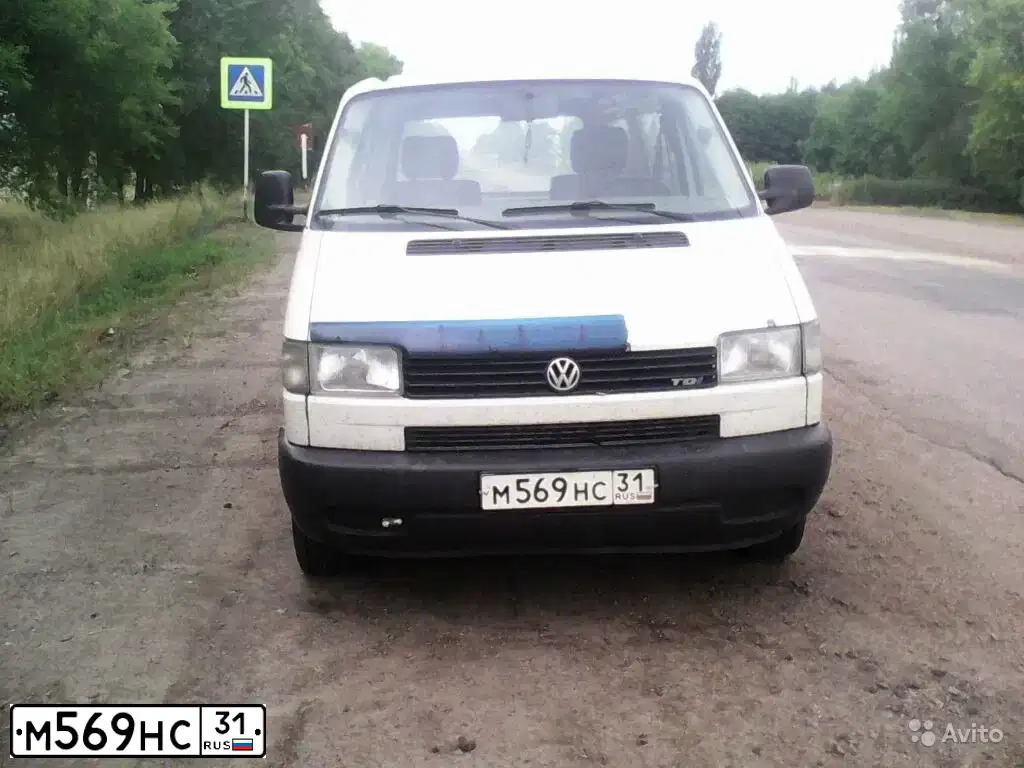 Фото автомобиля VOLKSWAGEN TRANSPORTER, 2001 — госномер Е685УВ21. Цвет: Белый