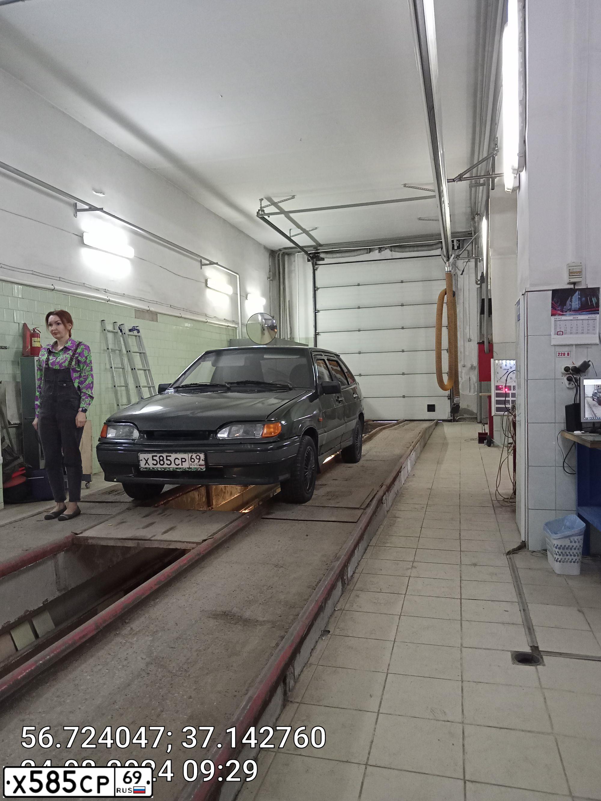 Фото автомобиля LADA 2114 SAMARA, 2006 — госномер Х585СР69. Цвет: ЗОЛОТИСТО ТЕМНО ЗЕЛЕНЫЙ