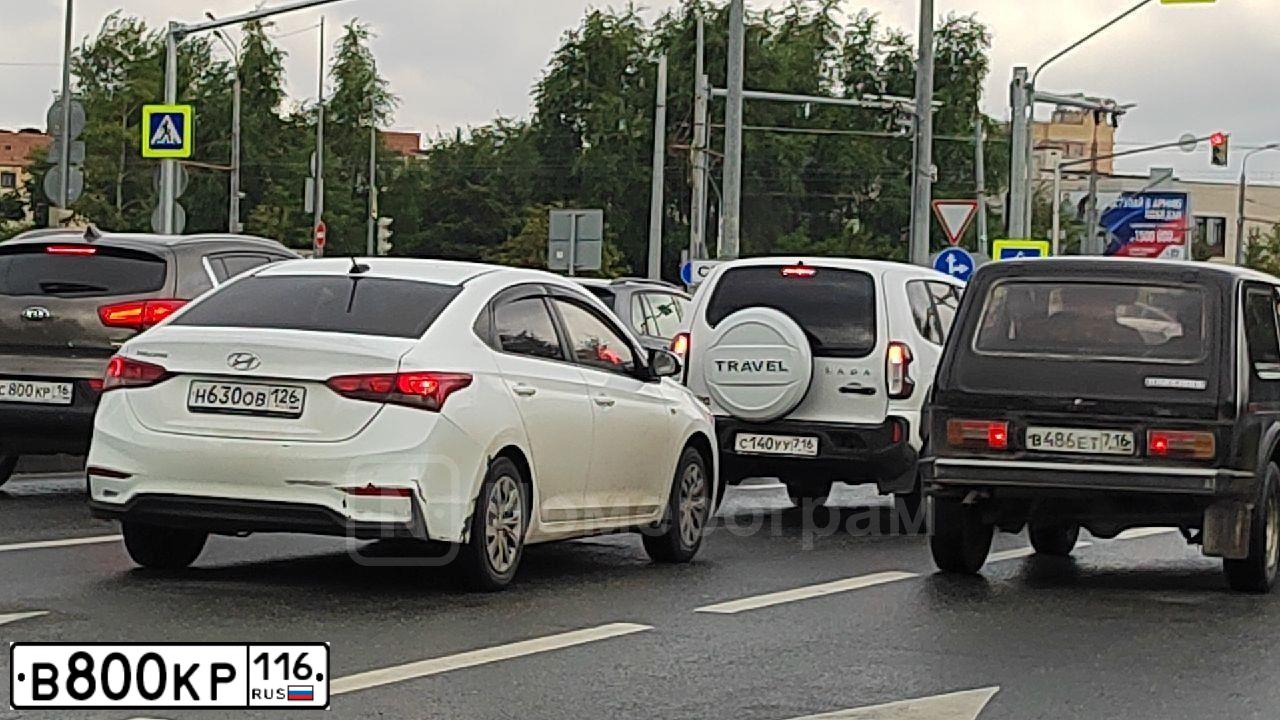 Фото автомобиля KIA SORENTO, 2013 — госномер Н460АС774. Цвет: Коричневый