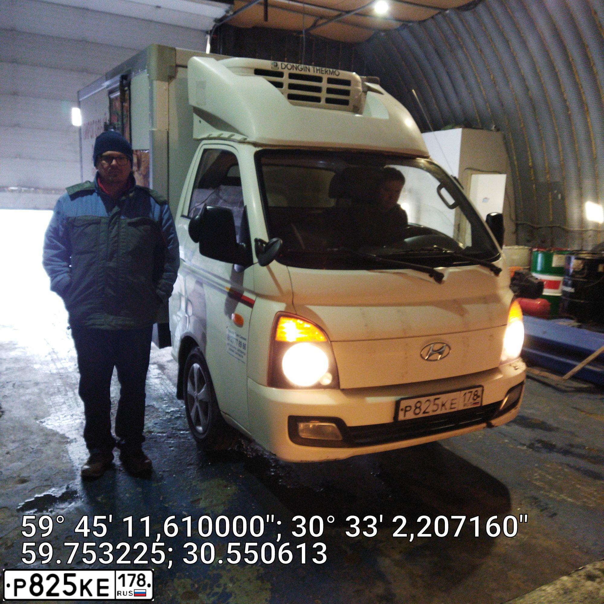 Фото автомобиля HYUNDAI PORTER, 2013 — госномер Р825КЕ178. Цвет: Белый