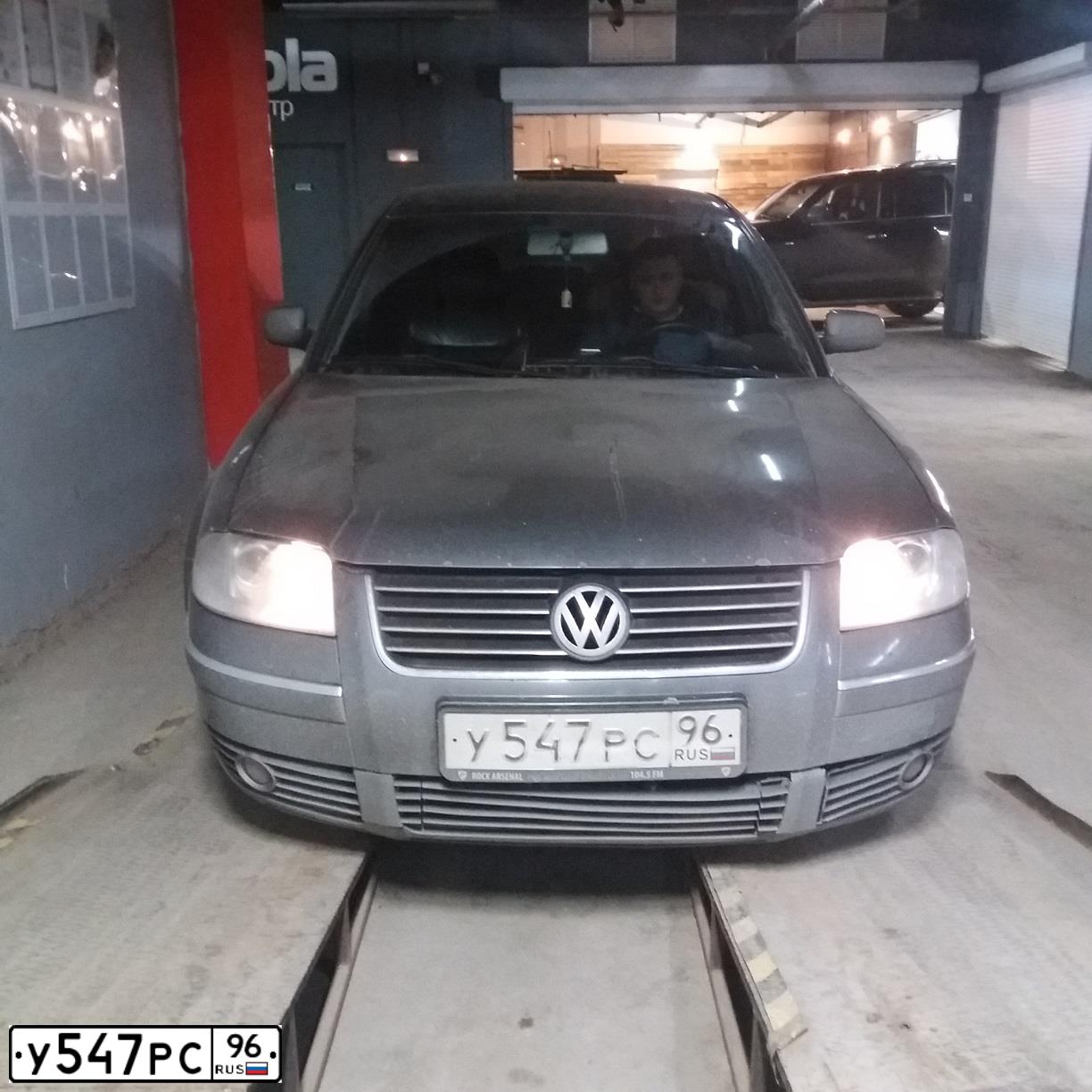 Фото автомобиля VOLKSWAGEN PASSAT, 2001 — госномер У547РС96. Цвет: ТЕМНО-СЕРЫЙ