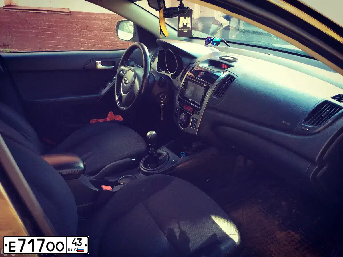 Фото автомобиля KIA CERATO, 2009 — госномер У889СТ43. Цвет: бронзовый