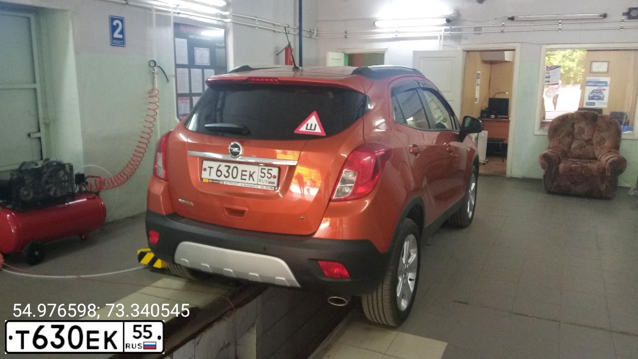 Фото автомобиля OPEL MOKKA, 2014 — госномер Т630ЕК55. Цвет: ОРАНЖЕВЫЙ