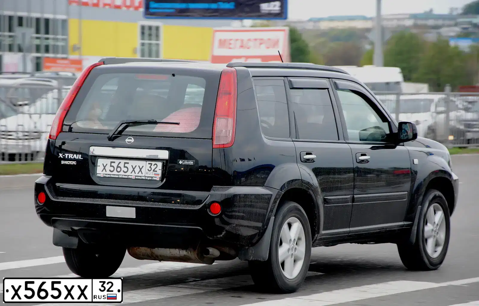 Фото автомобиля NISSAN X-TRAIL, 2006 — госномер М627ХО32. Цвет: ЧЕРНЫЙ