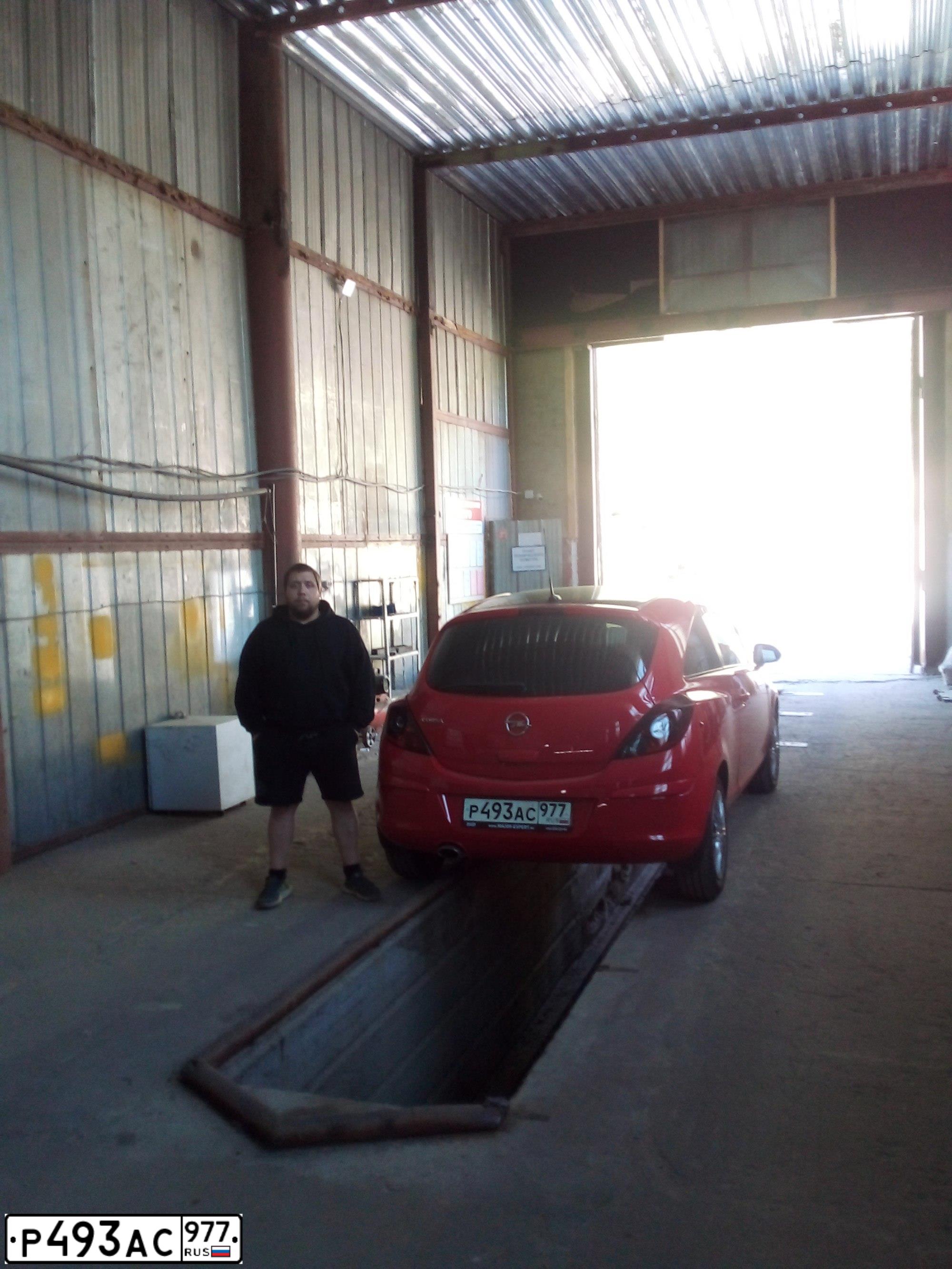 Фото автомобиля OPEL CORSA, 2012 — госномер Р493АС977. Цвет: Красный