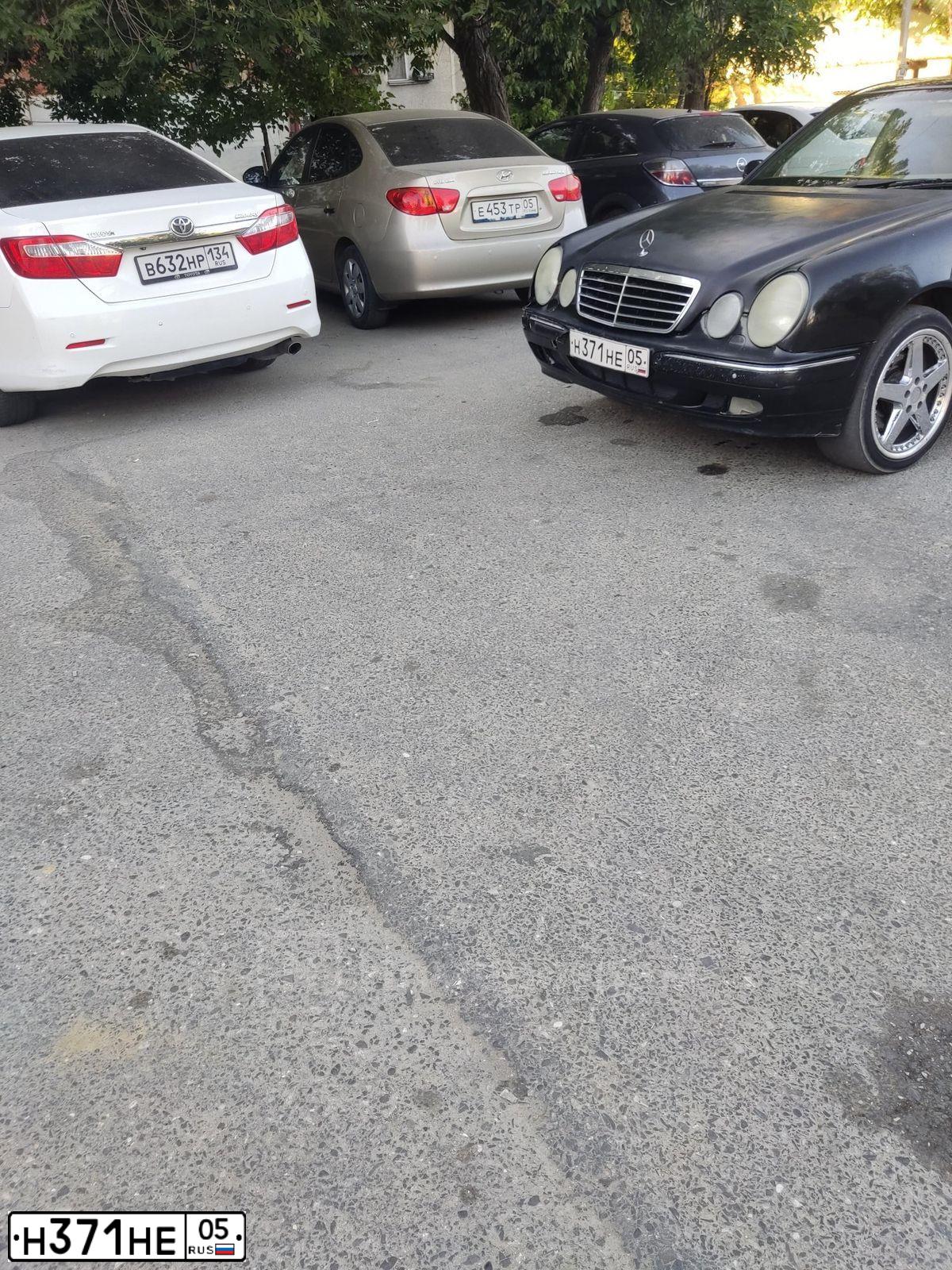 Фото автомобиля MERCEDES-BENZ E280, 2001 — госномер Х057УР05. Цвет: ЧЕРНЫЙ