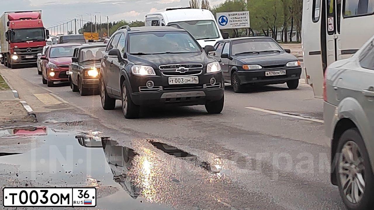 Фото автомобиля CHEVROLET CAPTIVA, 2007 — госномер М728АУ180. Цвет: ЧЕРНЫЙ