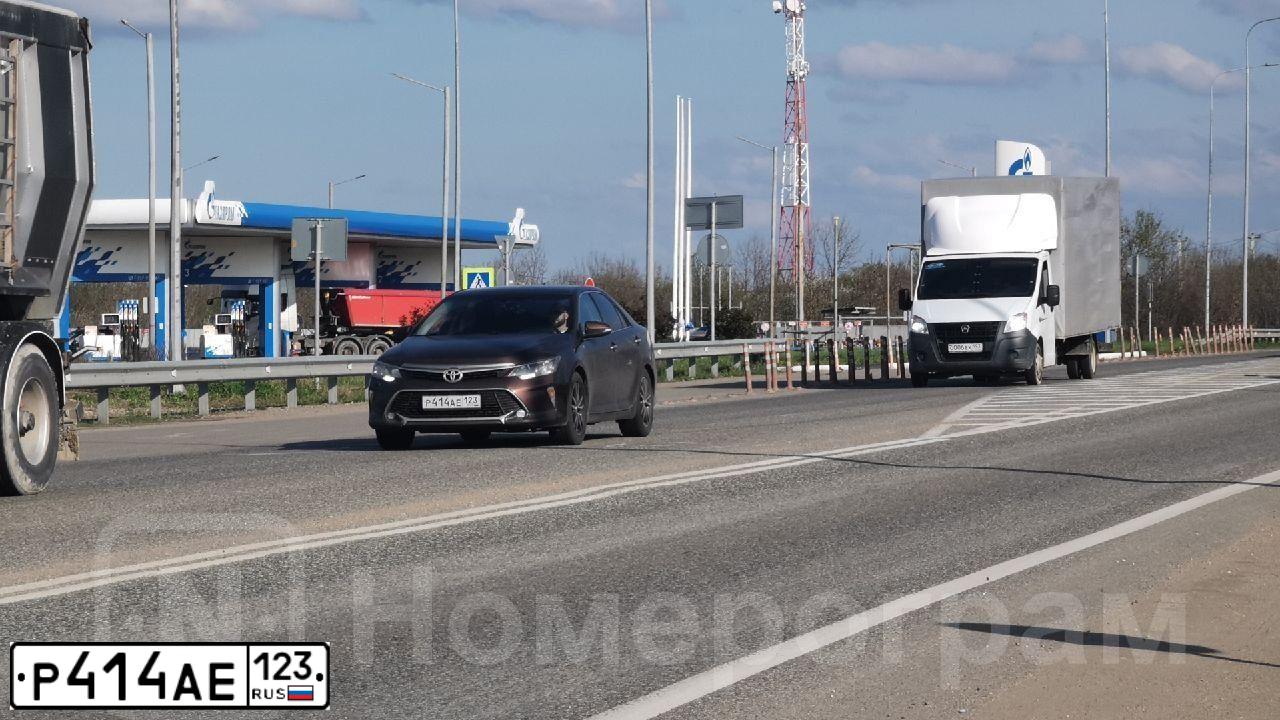 Фото автомобиля TOYOTA CAMRY, 2017 — госномер Р414АЕ123. Цвет: КОРИЧНЕВЫЙ МЕТАЛЛИК