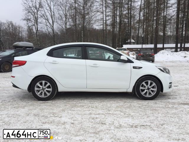 Фото автомобиля KIA RIO, 2016 — госномер А464НС750. Цвет: БЕЛЫЙ