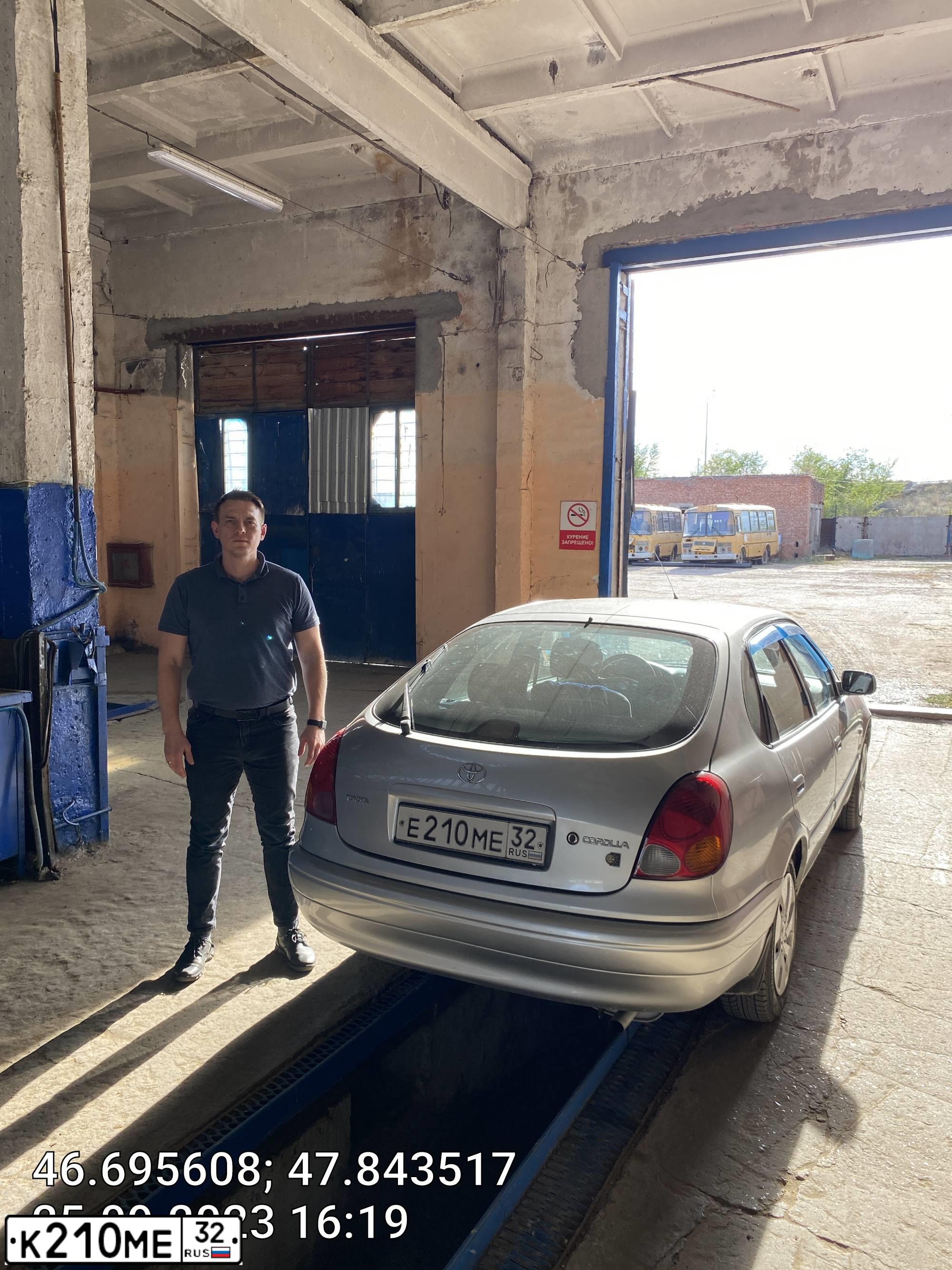 Фото автомобиля TOYOTA COROLLA, 2001 — госномер Е429НУ30. Цвет: СЕРЕБРИСТЫЙ