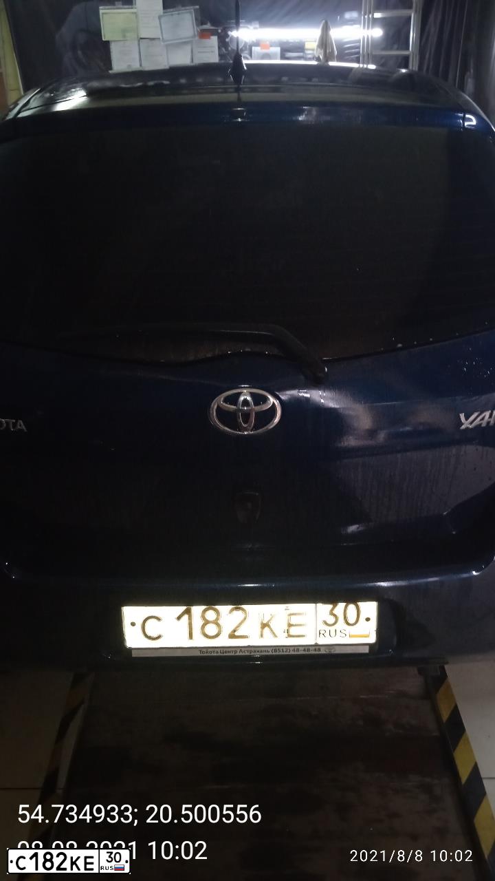 Фото автомобиля TOYOTA YARIS, 2008 — госномер С182КЕ30. Цвет: ТЕМНО-СИНИЙ