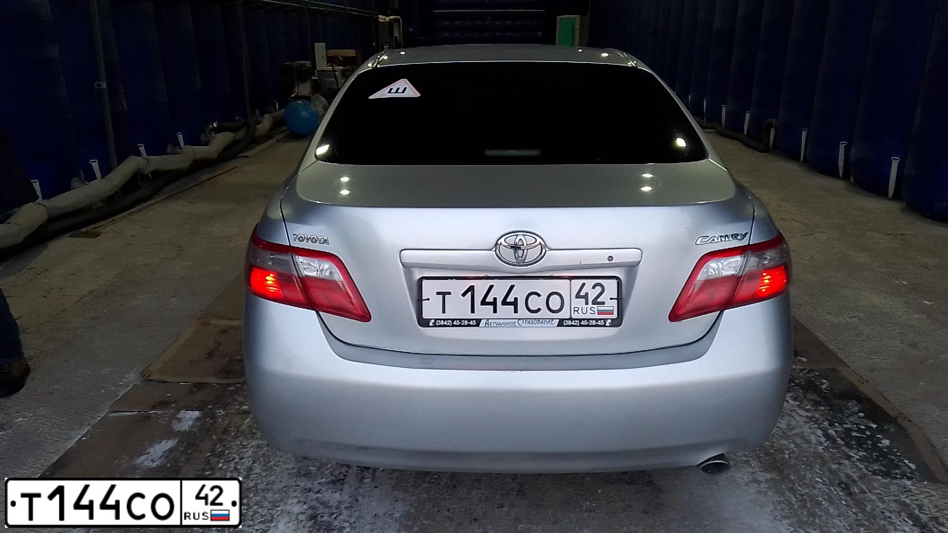 Фото автомобиля TOYOTA CAMRY, 2007 — госномер Т144СО42. Цвет: СЕРЕБРИСТЫЙ