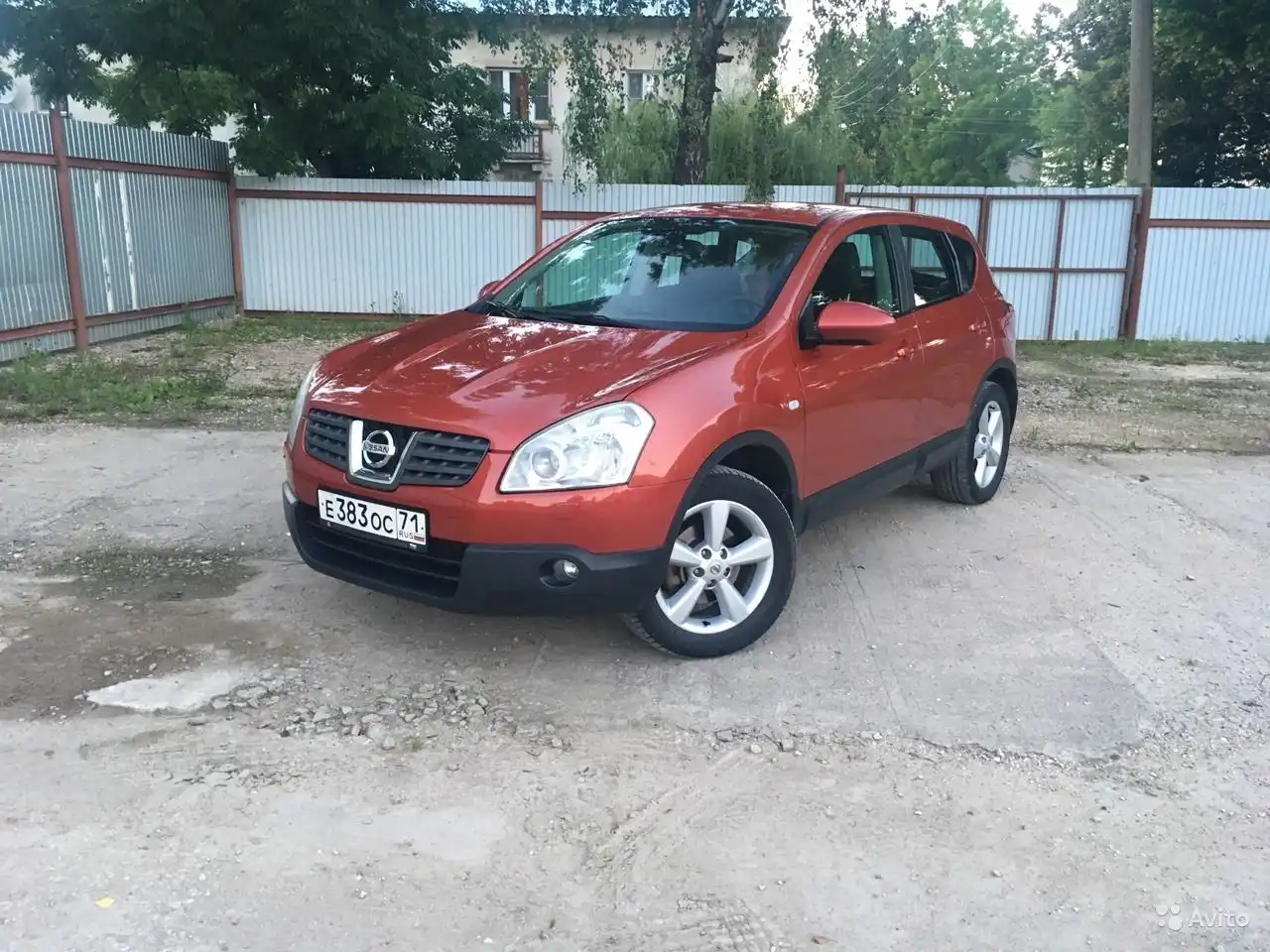 Фото автомобиля NISSAN QASHQAI, 2008 — госномер Е183АХ250. Цвет: ТЕМНО-КРАСНЫЙ