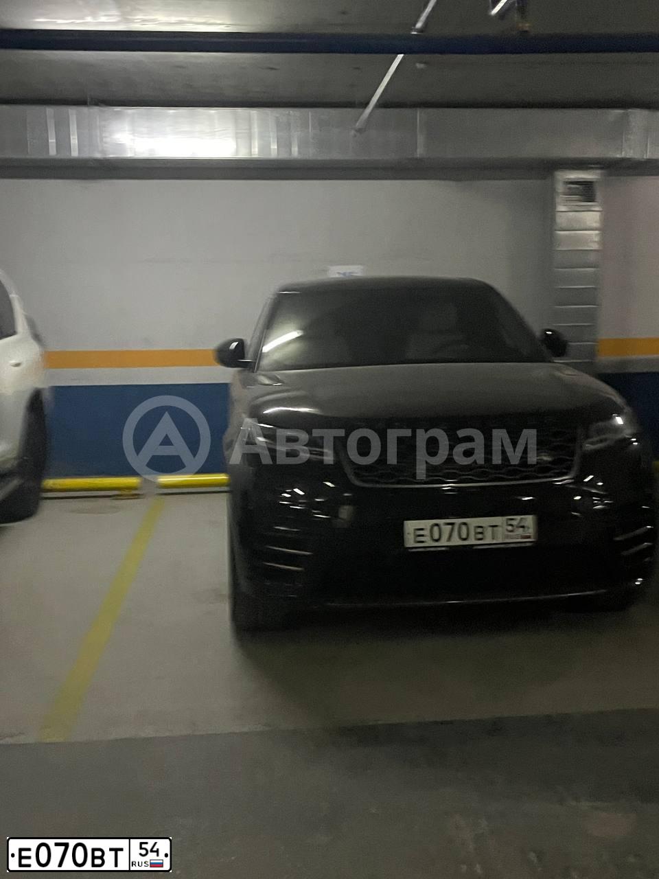 Фото автомобиля LANDROVER RANGE ROVER EVOQUE, 2017 — госномер Р846ЕР27. Цвет: Красный