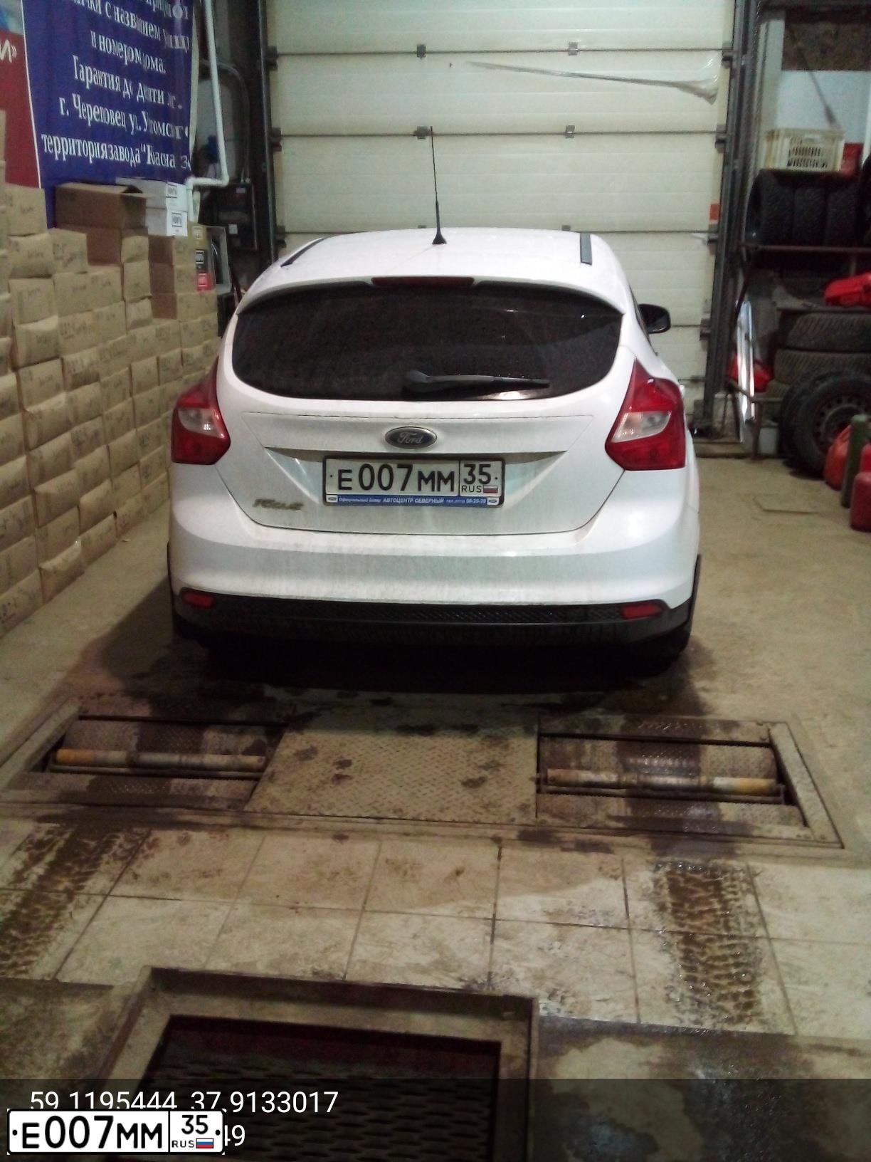 Фото автомобиля FORD FOCUS, 2012 — госномер Е007ММ35. Цвет: БЕЛЫЙ