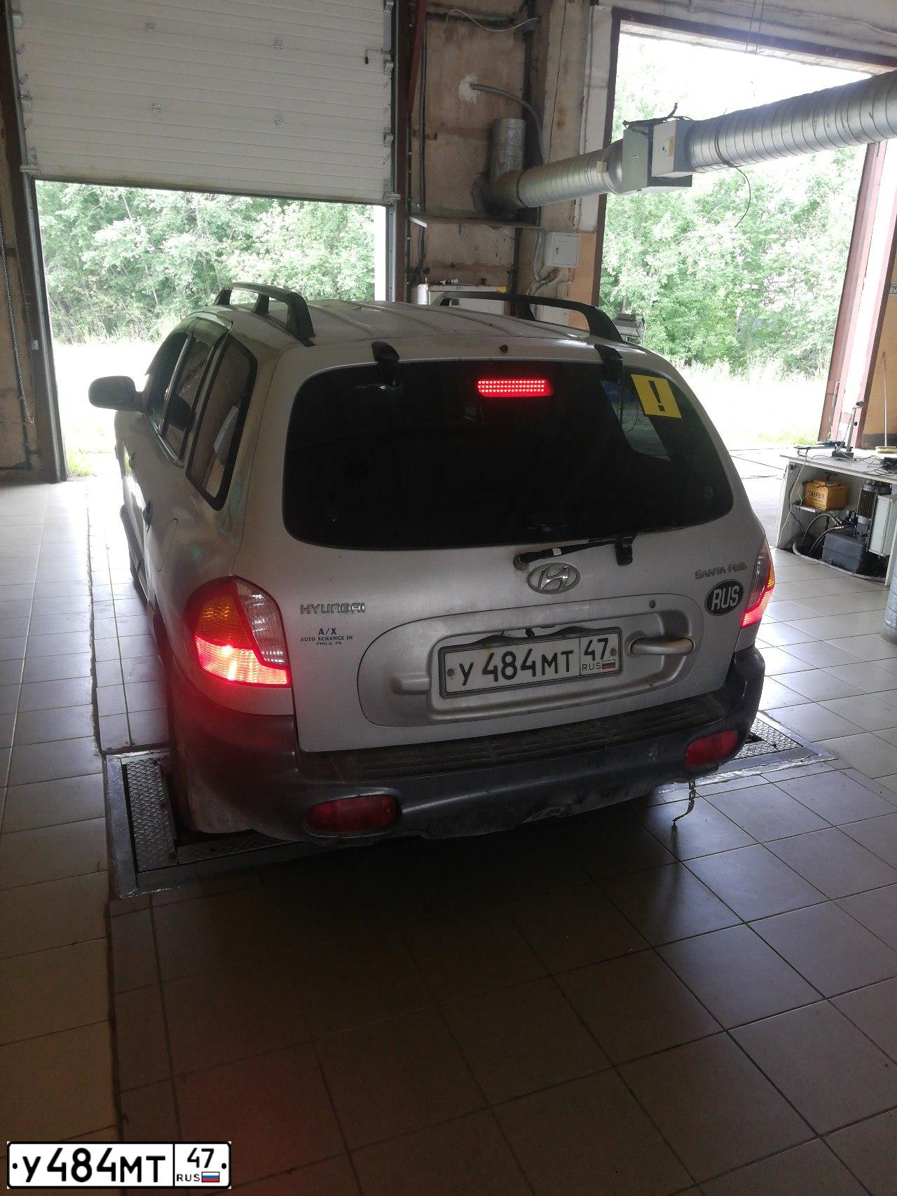 Фото автомобиля HYUNDAI SANTA FE, 2002 — госномер У484МТ47. Цвет: СЕРЕБРИСТЫЙ