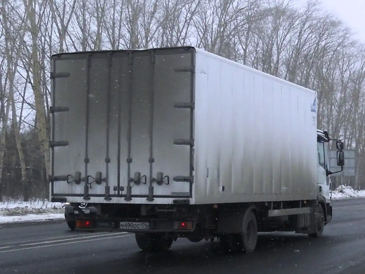Фото автомобиля IVECO EUROCARGO, 2010 — госномер Н490ОС174. Цвет: БЕЛЫЙ