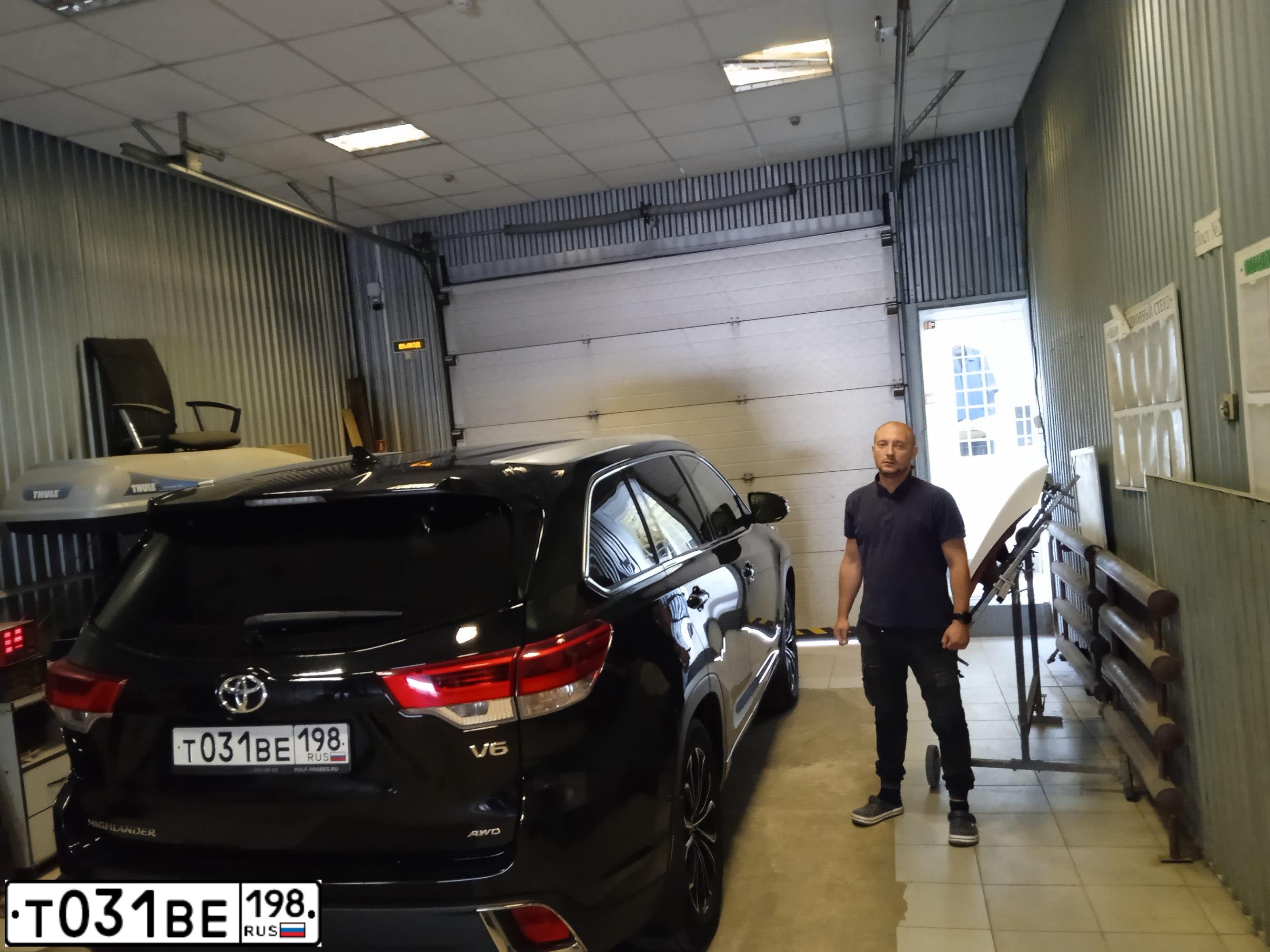 Фото автомобиля TOYOTA HIGHLANDER, 2016 — госномер Т031ВЕ198. Цвет: ЧЕРНЫЙ