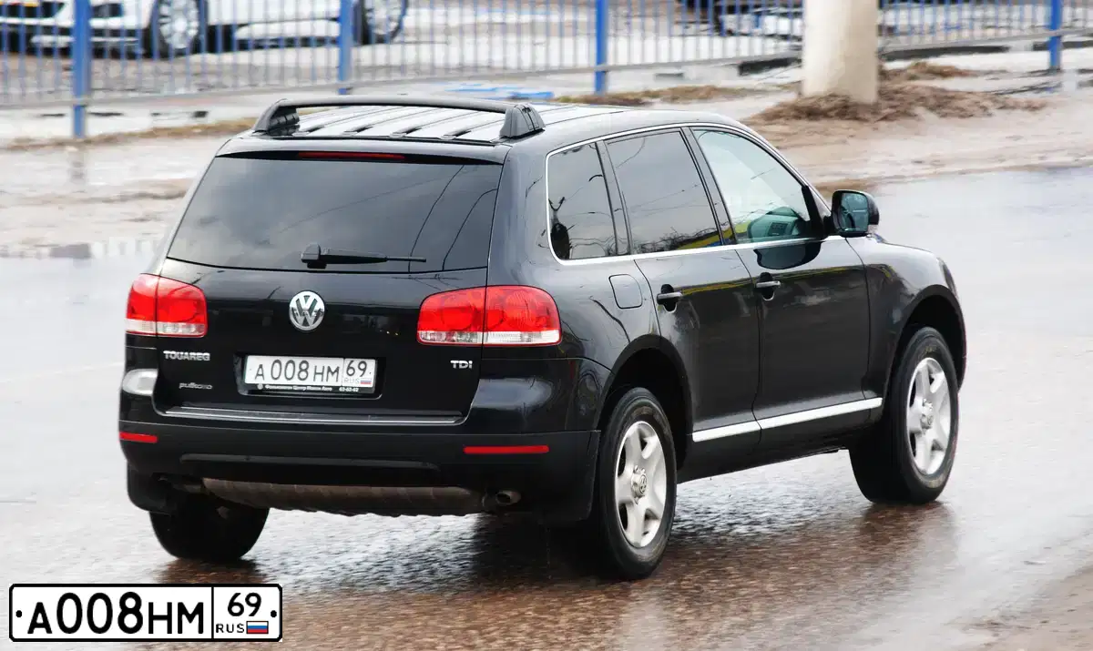 Фото автомобиля VOLKSWAGEN TOUAREG, 2005 — госномер А008НМ69. Цвет: ЧЕРНЫЙ
