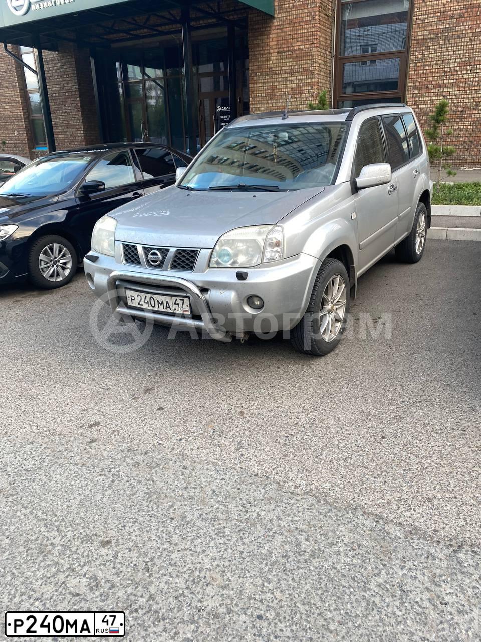 Фото автомобиля NISSAN X-TRAIL, 2005 — госномер М642ТР124. Цвет: Серебристый